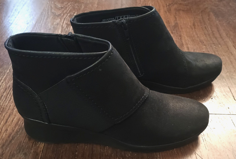 Clarks Cloudsteppers Black Caddell Rush 1.5" Wedge Zip Boots Womens 8.5 EUC